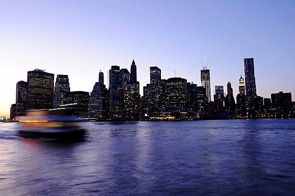 포토 JPG 해외풍경 건축물 야경 모션 하늘 아메리카 빌딩 사람없음 야외 빛 강 도시풍경 고층빌딩 미국 도시 뉴욕 선박 브루클린 국내포토 해외 건축 수상교통 북아메리카 풍경 건물 야간 대륙 파일형식 풍경_경치