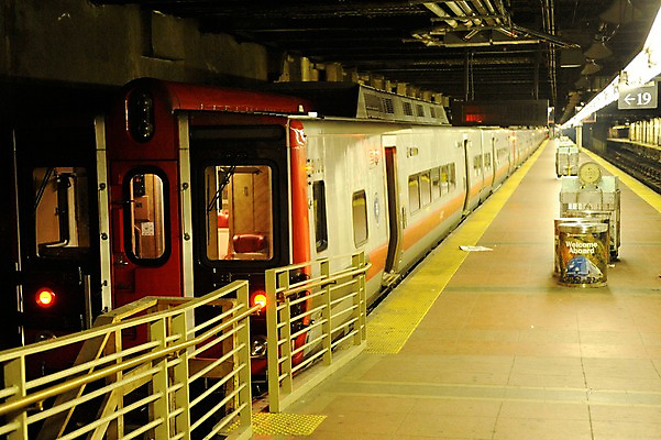 포토 JPG 주간 해외풍경 건축물 육상교통 교통수단 교통 교통시설 아메리카 빌딩 사람없음 야외 도시풍경 미국 원근감 기차 쓰레기통 도시 전철 플랫폼 뉴욕 맨해튼 국내포토 자연요소 해외 건축 뷰포인트 북아메리카 대중교통 풍경 건물 대륙 시설 파일형식