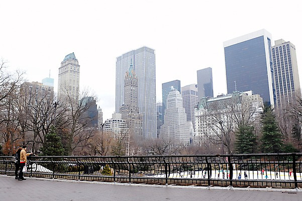 포토 JPG 주간 나무 식물 해외풍경 건축물 여자 남자 난간 아메리카 사람 풍경 빌딩 야외 두명 도시풍경 고층빌딩 미국 도시 도심 뉴욕 맨해튼 국내포토 자연요소 해외 건축 북아메리카 건물 대륙 파일형식