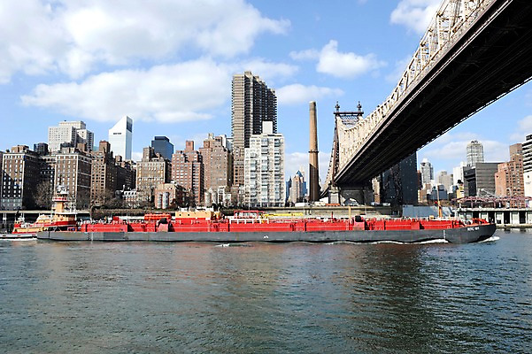 포토 JPG 주간 해외풍경 건축물 현대건축 수상교통 아메리카 풍경 빌딩 사람없음 야외 강 도시풍경 고층빌딩 미국 도시 도심 뉴욕 가교 선박 루즈벨트섬 국내포토 자연요소 해외 건축 교통수단 섬 북아메리카 건물 대륙 파일형식