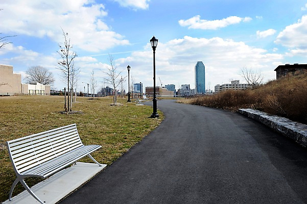 포토 JPG 주간 나무 식물 구름 해외풍경 건축물 공원 길 가로등 벤치 의자 하늘 아메리카 풍경 빌딩 사람없음 야외 도시풍경 미국 원근감 도시 뉴욕 루즈벨트섬 국내포토 자연요소 해외 공공시설 건축 뷰포인트 섬 가구 북아메리카 건물 대륙 파일형식