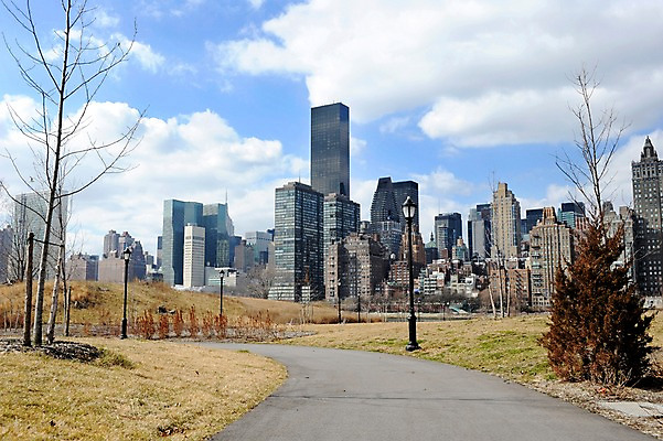 포토 JPG 주간 나무 식물 구름 해외풍경 건축물 공원 길 가로등 하늘 아메리카 풍경 빌딩 사람없음 야외 도시풍경 고층빌딩 미국 도시 뉴욕 루즈벨트섬 국내포토 자연요소 해외 공공시설 건축 섬 북아메리카 건물 대륙 파일형식