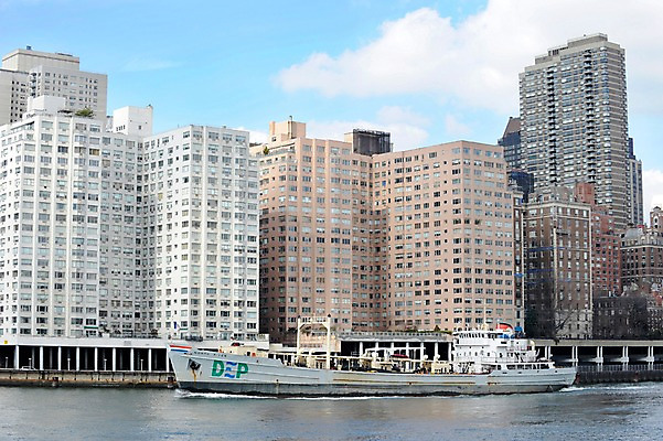 포토 JPG 주간 구름 해외풍경 건축물 현대건축 수상교통 하늘 아메리카 풍경 빌딩 사람없음 야외 강 도시풍경 고층빌딩 미국 도시 뉴욕 선박 루즈벨트섬 국내포토 자연요소 해외 건축 교통수단 섬 북아메리카 건물 대륙 파일형식