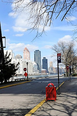 포토 JPG 주간 나무 식물 구름 해외풍경 건축물 도로 자동차 하늘 거리 아메리카 거리풍경 풍경 빌딩 야외 강 도시풍경 고층빌딩 미국 도시 표지판 뉴욕 루즈벨트섬 국내포토 자연요소 해외 건축 길 육상교통 섬 북아메리카 교통시설 알림판 건물 대륙 파일형식
