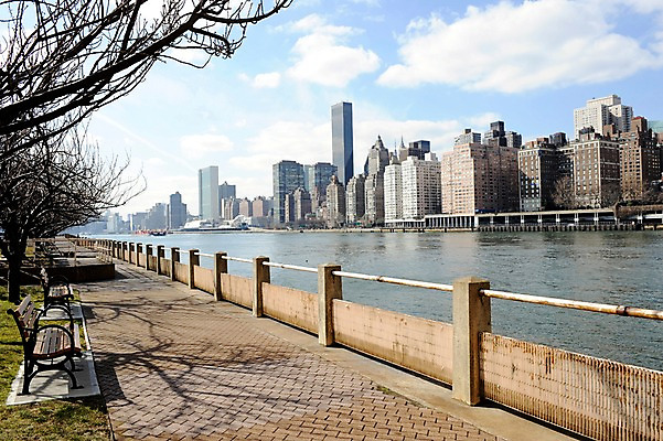 포토 JPG 주간 나무 식물 구름 해외풍경 건축물 공원 벤치 의자 난간 하늘 아메리카 풍경 빌딩 사람없음 야외 강 도시풍경 고층빌딩 미국 도시 뉴욕 루즈벨트섬 국내포토 자연요소 해외 공공시설 건축 섬 가구 북아메리카 건물 대륙 파일형식
