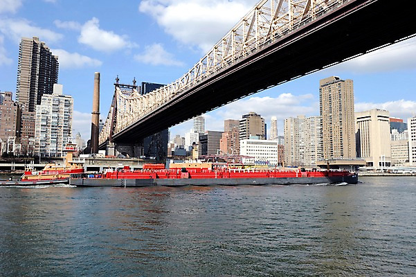 포토 JPG 주간 구름 해외풍경 건축물 하늘 아메리카 굴뚝 풍경 빌딩 사람없음 야외 강 도시풍경 항구 고층빌딩 미국 도시 뉴욕 가교 선박 루즈벨트섬 국내포토 자연요소 해외 건축 섬 수상교통 북아메리카 교통시설 건물 대륙 파일형식