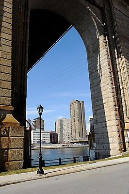 포토 JPG 주간 구름 해외풍경 건축물 가로등 하늘 아메리카 풍경 빌딩 사람없음 야외 강 도시풍경 고층빌딩 미국 도시 아치 뉴욕 가교 루즈벨트섬 국내포토 자연요소 해외 공공시설 건축 섬 북아메리카 건물 대륙 파일형식