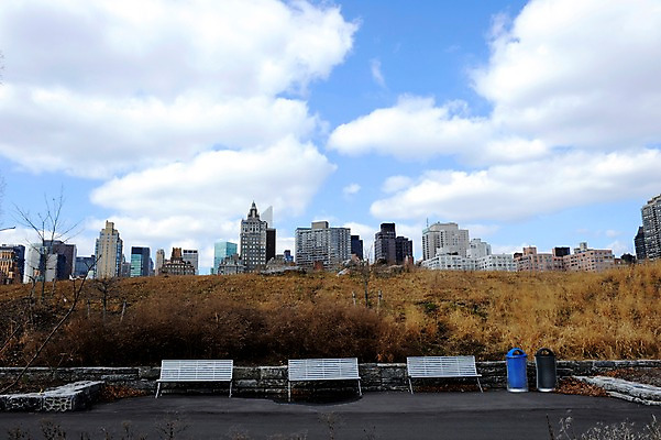 포토 JPG 주간 구름 해외풍경 벤치 의자 하늘 아메리카 풍경 빌딩 사람없음 야외 도시풍경 미국 쓰레기통 도시 뉴욕 루즈벨트섬 국내포토 자연요소 해외 섬 가구 북아메리카 건물 대륙 파일형식