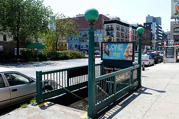 포토 JPG 주간 나무 식물 해외풍경 도로 자동차 출입구 거리 아메리카 거리풍경 풍경 빌딩 사람없음 야외 건물 도시풍경 미국 도시 전철 뉴욕 브루클린 국내포토 자연요소 해외 건축물 길 육상교통 북아메리카 교통시설 대중교통 대륙 파일형식