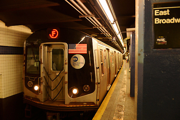 포토 JPG 해외풍경 시설물 육상교통 교통수단 교통 교통시설 실내 아메리카 야외 도시풍경 미국 기찻길 원근감 기둥 도시 전철 성조기 국기 플랫폼 뉴욕 지하 브루클린 철도의날 국내포토 해외 건축물 건축 뷰포인트 북아메리카 대중교통 풍경 내부 대륙 시설 파일형식 법정기념일