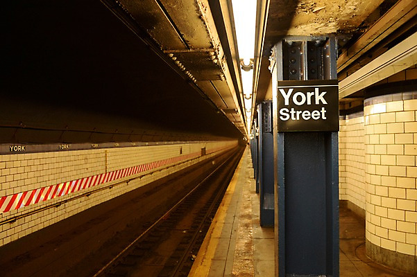 포토 JPG 해외풍경 시설물 교통 교통시설 실내 아메리카 사람없음 야외 도시풍경 미국 기찻길 원근감 기둥 도시 전철 플랫폼 뉴욕 지하 브루클린 국내포토 해외 건축물 건축 육상교통 뷰포인트 북아메리카 대중교통 풍경 내부 대륙 시설 파일형식