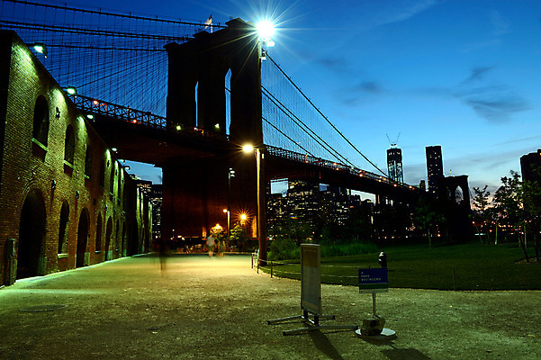 포토 JPG 구름 해외풍경 건축물 공원 야경 하늘 조명 아메리카 잔디 사람없음 야외 빛 강 도시풍경 미국 도시 뉴욕 가교 브루클린 국내포토 자연요소 식물 해외 공공시설 건축 북아메리카 풍경 야간 대륙 파일형식 풍경_경치