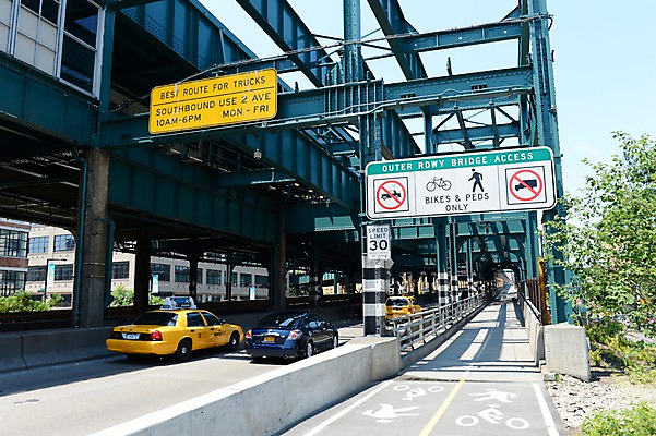 포토 JPG 주간 해외풍경 건축물 도로 자동차 거리 아메리카 거리풍경 풍경 사람없음 야외 도시풍경 미국 도시 표지판 맨해튼 가교 국내포토 자연요소 해외 건축 길 육상교통 북아메리카 교통시설 알림판 대륙 뉴욕 파일형식