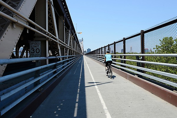 포토 JPG 주간 해외풍경 건축물 도로 하늘 아메리카 한명 사람 풍경 야외 뒷모습 도시풍경 자전거 미국 원근감 도시 맨해튼 가교 국내포토 자연요소 1 해외 건축 길 뷰포인트 북아메리카 교통시설 바이크 대륙 뉴욕 파일형식