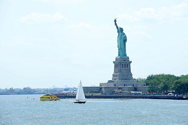 포토 JPG 주간 구름 해외풍경 바다 요트 하늘 아메리카 풍경 여러명 야외 도시풍경 조형물 미국 도시 뉴욕 자유의여신상 선박 국내포토 자연요소 해외 다수 수상교통 북아메리카 배_교통 미술 사람 세계문화유산 대륙 파일형식