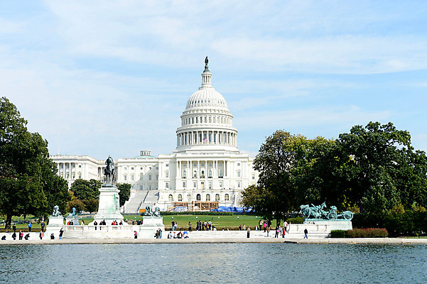 포토 JPG 주간 나무 식물 구름 해외풍경 건축물 해외건축 서양건축 하늘 아메리카 사람 풍경 여러명 야외 강 도시풍경 조각상 미국 도시 워싱턴 국내포토 자연요소 해외 건축 다수 북아메리카 조형물 대륙 파일형식
