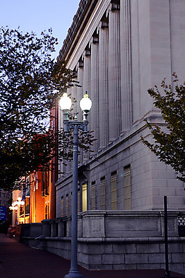 포토 JPG 주간 나무 식물 해외풍경 건축물 가로등 서양건축 아메리카 풍경 사람없음 야외 건물 도시풍경 미국 도시 워싱턴 국내포토 자연요소 해외 공공시설 건축 북아메리카 해외건축 대륙 파일형식