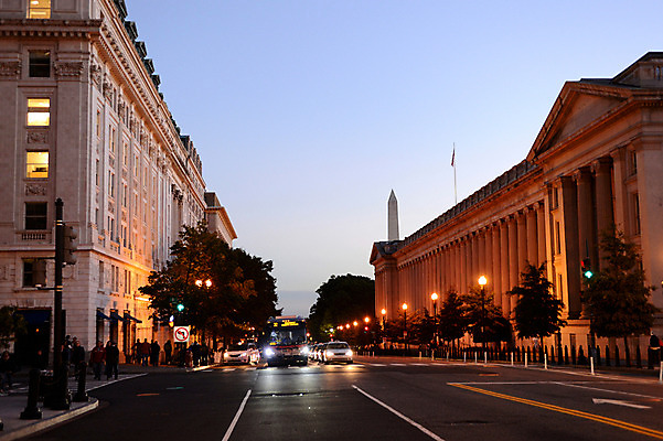 포토 JPG 주간 나무 식물 해외풍경 건축물 도로 자동차 하늘 거리 아메리카 거리풍경 사람 풍경 여러명 야외 도시풍경 미국 도시 워싱턴 국내포토 자연요소 해외 건축 길 육상교통 다수 북아메리카 교통시설 대륙 파일형식