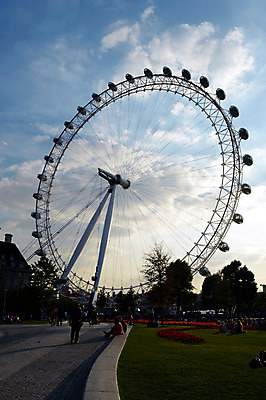 포토 JPG 주간 구름 해외풍경 공원 유럽 하늘 영국 사람 풍경 잔디 여러명 야외 도시풍경 놀이공원 도시 놀이기구 런던 대관람차 런던아이 국내포토 자연요소 식물 해외 공공시설 나라 다수 테마파크 랜드마크 파일형식