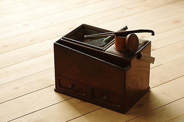 포토 JPG 전통 일본문화 전통소품 담배 사람없음 일본 앤티크 골동품 빈티지 마루 오브젝트 파이프 일본전통 재떨이 가마쿠라 담뱃대 국내포토 동양문화 아시아 외국문화 컨셉 바닥 파일형식