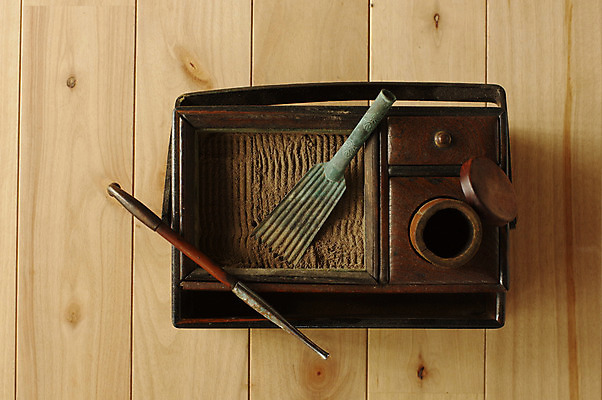 포토 JPG 전통 일본문화 전통소품 담배 사람없음 하이앵글 일본 앤티크 골동품 빈티지 마루 오브젝트 파이프 일본전통 재떨이 가마쿠라 담뱃대 국내포토 동양문화 아시아 뷰포인트 외국문화 컨셉 바닥 파일형식