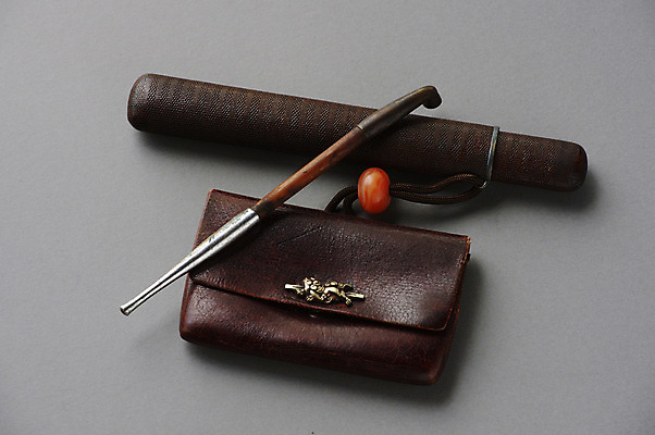 포토 JPG 전통 일본문화 전통소품 담배 사람없음 상자 일본 앤티크 골동품 빈티지 가죽 오브젝트 일본전통 가마쿠라 담뱃대 국내포토 동양문화 아시아 외국문화 컨셉 파일형식