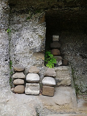 포토 JPG 주간 전통 해외풍경 벽 일본문화 풍경 사람없음 야외 쌓기 일본 돌_바위 바위 무덤 동굴 일본전통 가마쿠라 국내포토 자연요소 동양문화 해외 아시아 외국문화 모션 파일형식