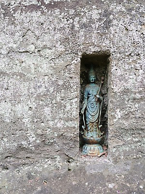 포토 JPG 주간 전통 해외풍경 벽 일본문화 풍경 사람없음 야외 조형물 조각상 일본 돌_바위 바위 무덤 불상 일본전통 가마쿠라 국내포토 자연요소 동양문화 해외 아시아 외국문화 불교 미술 파일형식