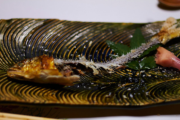 포토 JPG 접시 나뭇잎 근접촬영 사람없음 아웃포커스 흰배경 생선구이 생선가시 국내포토 식기 뷰포인트 백그라운드 잎 촬영기법 흰색 구이 생선요리 파일형식