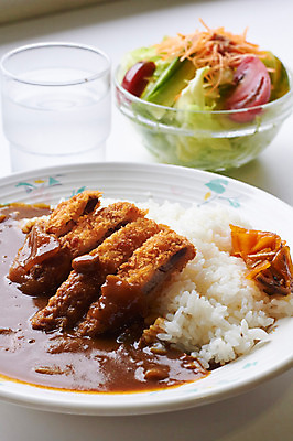 포토 JPG 그릇 접시 음식 채소 밥 근접촬영 사람없음 아웃포커스 컵 물 샐러드 튀김 돈가스 카레라이스 일본음식 국내포토 자연요소 식기 뷰포인트 촬영기법 커틀릿 카레 파일형식