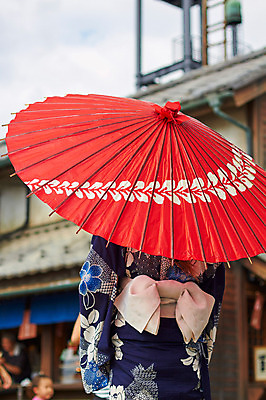 포토 JPG 주간 전통 해외풍경 여자 일본문화 우산 사람 풍경 상반신 야외 뒷모습 아웃포커스 일본 전통의상 기모노 일본인 일본전통 여자만 국내포토 자연요소 외국인 동양문화 해외 아시아 뷰포인트 외국문화 촬영기법 동양인 일본전통의상 파일형식