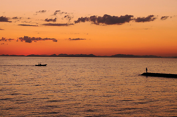 포토 JPG 구름 실루엣 바다 자연현상 자연 하늘 풍경 야외 노을 일몰 방파제 선박 국내포토 자연요소 공공시설 수상교통 촬영기법 생태계 파일형식