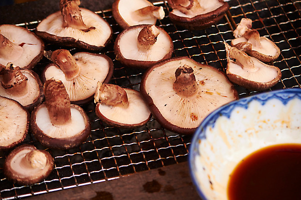 포토 JPG 그릇 음식 채소 식재료 근접촬영 사람없음 아웃포커스 버섯 그릴 구이 버섯구이 일본음식 국내포토 식기 뷰포인트 주방용품 촬영기법 파일형식