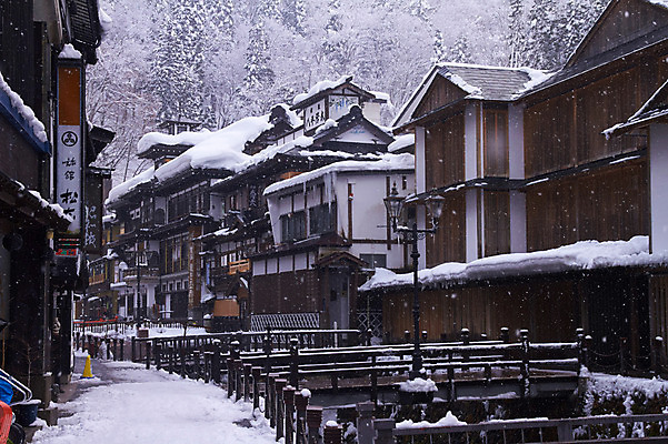 포토 JPG 주간 해외풍경 계절 고건축 겨울 일본문화 주택 풍경 사람없음 야외 건물 마을 일본 온천 눈 일본전통 일본건축 긴잔온천 국내포토 자연요소 동양문화 전통 해외 건축물 아시아 외국문화 날씨 스파 동양건축 파일형식