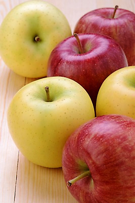 포토 JPG 음식 과일 근접촬영 사람없음 아웃포커스 빨간색 여러개 사과 청사과 국내포토 뷰포인트 컬러 다수 촬영기법 파일형식