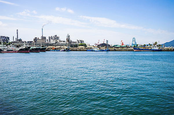 포토 JPG 주간 구름 바다 수상교통 공장 하늘 굴뚝 풍경 사람없음 야외 항구 연기 정박 선박 국내포토 자연요소 교통수단 배_교통 공업 교통시설 파일형식