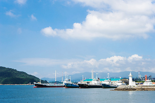 포토 JPG 주간 구름 바다 수상교통 하늘 산 등대 풍경 사람없음 야외 항구 정박 선박 국내포토 자연요소 교통수단 배_교통 교통시설 파일형식