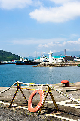 포토 JPG 주간 구름 밧줄 바다 하늘 등대 풍경 사람없음 야외 항구 튜브 선박 국내포토 자연요소 줄 수상교통 교통시설 파일형식