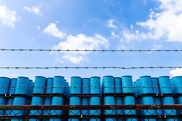 포토 JPG 주간 구름 공장 하늘 사람없음 야외 쌓기 철조망 드럼통 적재 국내포토 자연요소 공업 모션 파일형식