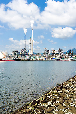 포토 JPG 주간 구름 바다 공장 하늘 굴뚝 풍경 사람없음 야외 도시풍경 연기 해안도시 국내포토 자연요소 공업 도시 파일형식