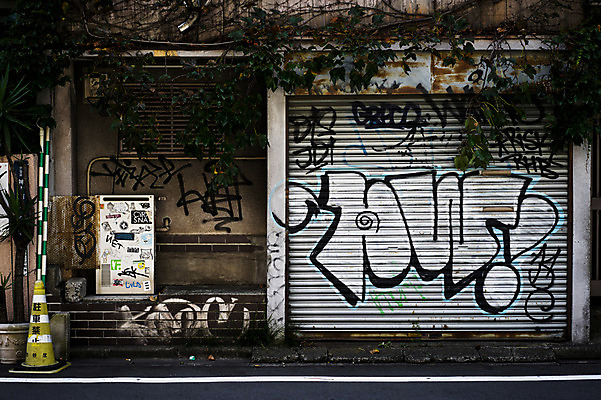 포토 JPG 주간 해외풍경 예술 벽 거리풍경 풍경 사람없음 야외 도시풍경 일본 도쿄 낙서 그래피티 그림 칼라콘 국내포토 자연요소 해외 아시아 거리 도시 안전장비 파일형식