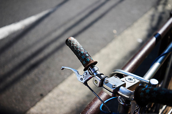 포토 JPG 주간 육상교통 교통수단 거리풍경 사람없음 야외 아웃포커스 도시풍경 일본 자전거 도쿄 주차 핸들 시부야 국내포토 자연요소 아시아 교통 거리 촬영기법 풍경 바이크 도시 파일형식