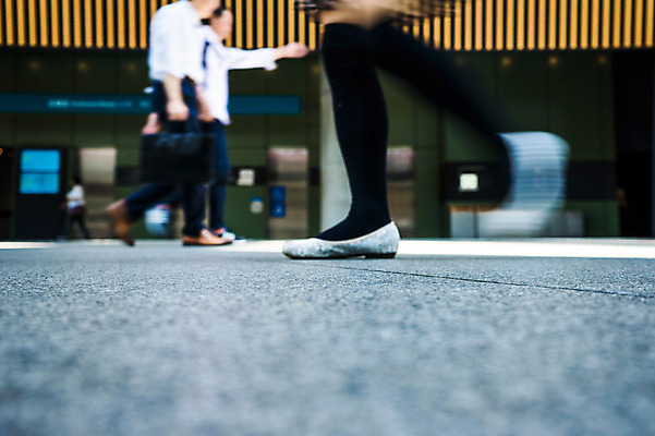 포토 JPG 거리 거리풍경 사람 여러명 아웃포커스 신체부위 도시풍경 다리 보행자 소프트포커스 국내포토 다수 촬영기법 풍경 도시 파일형식