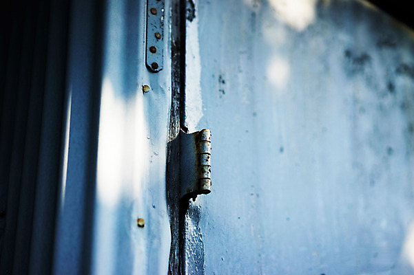 포토 JPG 주간 건축물 백그라운드 사람없음 야외 아웃포커스 문 빈티지 부식 철문 경첩 국내포토 자연요소 건축 컨셉 촬영기법 파일형식