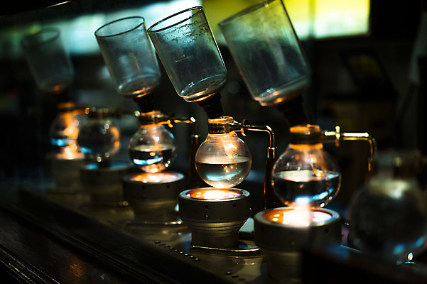 포토 JPG 그릇 커피 음료 실내 사람없음 아웃포커스 상점 카페 커피메이커 핸드드립 더치커피 국내포토 식기 촬영기법 내부 커피용품 파일형식