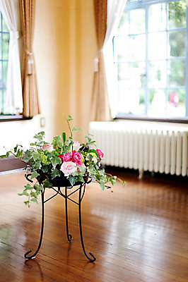 포토 JPG 주간 식물 꽃 창문 탁자 실내 사람없음 아웃포커스 장식 인테리어 방 커튼 국내포토 자연요소 디자인 가구 촬영기법 내부 파일형식