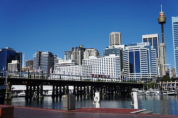 포토 JPG 주간 해외풍경 건축물 바다 하늘 풍경 빌딩 사람없음 야외 도시풍경 고층빌딩 도시 호주 해안도시 시드니 가교 선박 국내포토 자연요소 해외 건축 수상교통 건물 오세아니아 파일형식