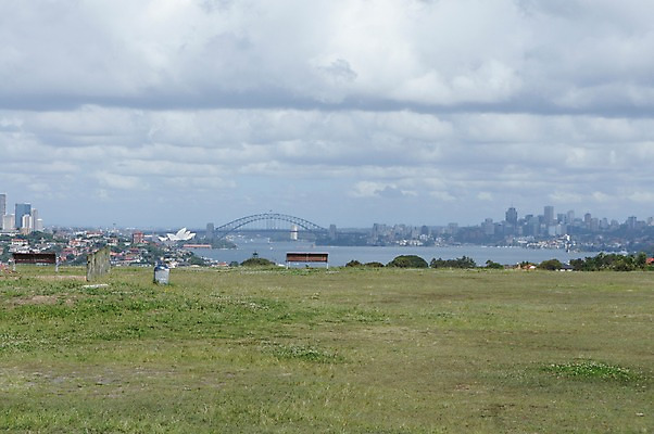 포토 JPG 주간 구름 해외풍경 공원 바다 벤치 하늘 풍경 빌딩 사람없음 야외 도시풍경 도시 호주 해안도시 시드니 가교 국내포토 자연요소 해외 건축물 공공시설 의자 건물 오세아니아 파일형식