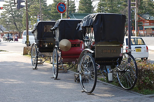 포토 JPG 주간 전통 아시아 육상교통 교통수단 일본문화 자동차 거리 거리풍경 풍경 사람없음 야외 일본 표지판 일본전통 인력거 국내포토 자연요소 동양문화 나라 외국문화 교통 알림판 파일형식
