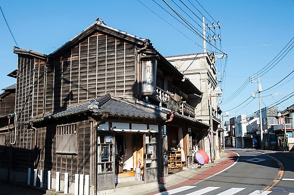 포토 JPG 주간 전통 건축 아시아 도로 고건축 일본문화 주택 풍경 사람없음 야외 마을 일본 전선 횡단보도 일본전통 목조 일본건축 국내포토 자연요소 동양문화 건축물 나라 길 외국문화 교통시설 건물 동양건축 보행로 파일형식